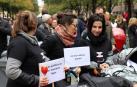 El grupo de madres y padres que reclaman la devolución del IRPF se ha manifestado este sábado en Pamplona para reclamar el IRPF por las bajas de maternidad.