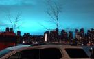 El cielo de Nueva York se tiñe de azul por la explosión de un transformador