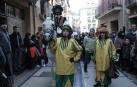 El emisario real, en la puerta de la Sociedad Peñaguda en la calle del Puy, antes de leer el pregón y comenzar su ruta por Estella.