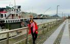 Marta Domínguez, en un embarcadero del río Liffey; al fondo, el puente Samuel Beckett, diseño de Calatrava.
