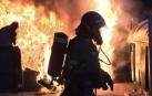 Efectivos de bomberos apagan un incendio en unos contenedores (imagen de recurso).