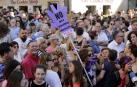 La plaza Consistorial y las calles adyacentes se han llenado de una multitud que ha protestado por la puesta en libertad de los cinco miembros de 'La Manada'