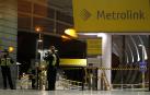 Policías en la estación del metro de Manchester en la que se ha producido el ataque con cuchillo.