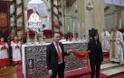 Dos representantes de La Pamplonesa hicieron entrega del pañuelo con la inscripción '1 de enero'.