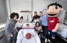 Jugadores y jugadoras de Osasuna visitan a los niños ingresados en el hospital
