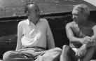 Fotografía de Paul Éluard y Pablo Picasso en la playa.