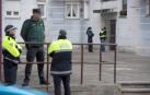 Agentes de la Guardia Civil en el portal del domicilio en el que una mujer de 26 años ha sido asesinada a puñaladas supuestamente por su novio en Laredo.