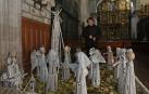 Un Belén hecho con papel de periódico en la parroquia de Muruzábal