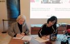 La compositora Teresa Catalán y la consejera Herrera firman el acuerdo de la donación.