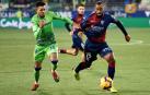 El Huesca remonta para ganar su primer partido en casa en Primera