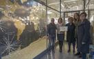 Desde la izquierda, José Flamarique, la propietaria del establecimiento ganador, Mari Carmen Roa, las ediles Yolanda Alén y Marta Astiz y la gerente de la Asociación de Comerciantes, Loreto San Martín. Posan junto al escaparate decorado con el mapa del mundo que mereció el premio.