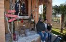 Rosa Jarauta, junto a su pareja Sergio Escribano y su hijo Noah, ante la decoración navideña de su casa.