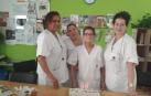 Manuel Sánchez Gámez, en el centro, con sus compañeras de trabajo.