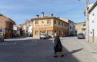 Una vecina camina por la plaza de la Noria, que ahora va a ser renovada junto con otras calles céntricas del casco urbano de Arguedas.