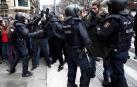 Efectivos de la Policía Nacional disuelven una concentración que han llevado a cabo un centenar de jóvenes junto al Parlamento de Navarra donde han acudido para protestar por la intervención de la Policía Foral esta madrugada en el palacio del Marqués de Rozalejo.
