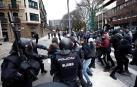 Efectivos de la Policía Nacional disuelven una concentración que han llevado a cabo un centenar de jóvenes junto al Parlamento de Navarra donde han acudido para protestar por la intervención de la Policía Foral esta madrugada en el palacio del Marqués de Rozalejo.