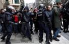 Efectivos de la Policía Nacional disuelven una concentración que han llevado a cabo un centenar de jóvenes junto al Parlamento de Navarra donde han acudido para protestar por la intervención de la Policía Foral esta madrugada en el palacio del Marqués de Rozalejo.