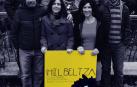 El equipo que organiza (H)ilbeltza, posando en Elizondo junto al cartel de esta edición, que se celebrará la próxima semana.