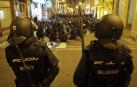 Efectivos de la Policía Nacional disuelven una concentración que han llevado a cabo un centenar de jóvenes junto al Parlamento de Navarra donde han acudido para protestar por la intervención de la Policía Foral esta madrugada en el palacio del Marqués de Rozalejo. Por la tarde, la concentración se ha trasladado a las calles del Casco Viejo pamplonés.