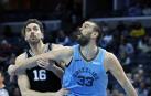 Marc Gasol (d) de los Grizzlies en acción ante Pau Gasol (i) de los Spurs.