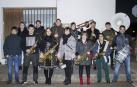 Sus Majestades los Reyes Magos de Oriente hacen grandes esfuerzos cada año para llegar a todos aquellos rincones donde los niños esperen su visita. A Arróniz llegaron la tarde del 5 de enero desde el Trujal Mendía y los vecinos les recibieron con todos los honores, incluida una colección de fuegos artificiales en el parque de La Balsa.