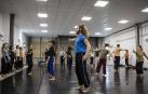 Los alumnos del curso de formación, este viernes, en una jornada de trabajo con la intérprete y coreógrafa Laura Aris (a la izquierda, en la imagen, entre los dos grupos de bailarines).