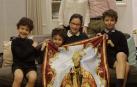 Sentados, desde la izquierda, Marcos, Javier, Leyre y Pablo Valentí Esquíroz. De pie, sus padres, María y Andrés.