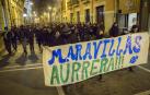 Efectivos de la Policía Nacional disuelven una concentración que han llevado a cabo un centenar de jóvenes junto al Parlamento de Navarra donde han acudido para protestar por la intervención de la Policía Foral esta madrugada en el palacio del Marqués de Rozalejo. Por la tarde, la concentración se ha trasladado a las calles del Casco Viejo pamplonés.