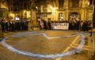 Intentan colocar una pancarta en el tejado de Rozalejo en una protesta sin incidentes
