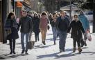 Varias personas transitan por una calle del Ensanche, ayer, durante una jornada de compras.