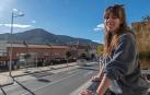 La joven Anne Vidaurre en Ayegui con Montejurra al fondo.