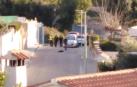 Imagen del perro tendido en el asfalto de la calle de Calafell en la que fue disparado por el policía.