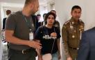 La joven saudí, Rahaf Mohammed Al-Qunun (c), conversa con el jefe de la policía de inmigración de Tailandia, Surachet Hakparn (d), y un trabajador de ACNUR (i) antes de abandonar el aeropuerto Suvarnabhumi en Tailandia.