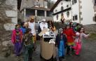 En los años 60 y 70 la mayoría de los jóvenes de Eratsun emigraba al norte de Francia para trabajar en el monte. Volvían por Navidad y regresaban con el sabor del carnaval. Todos están ya en casa.
