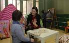 La pedagoga Inma González Undiano, de 44 años,  choca las palmas con Álvaro Morrás Ovelar, de 8 años y con Síndrome de Down, en la sede de la asociación D-Espacio, en el edificio del Seminario.