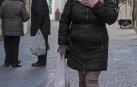 Una mujer se protege del frío de los últimos días en Estella.