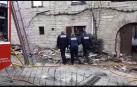 Bomberos inspeccionan la vivienda calcinada en Artaiz