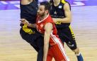 El escolta navarro Álex Urtason es defendido por el pívot Colton Iverson