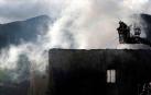 Bomberos del Gobierno de Navarra y agentes de la Policía Foral trabajan en el incendio que esta madrugada ha calcinado una vivienda en la localidad de Artaiz (Unciti).