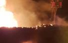 Fotos de los bomberos trabajando en el incendio que ha afectado a una vivienda en Artaiz