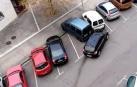 Un conductor ebrio golpea con su coche a varios vehículos aparcados en Pamplona