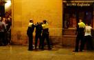 Agentes de Policía Municipal de Pamplona intervienen en una pelea en Pamplona, en una imagen de archivo.