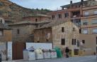 El Ayuntamiento ha retirado unos metros los contenedores situados ante la casa en ruinas.