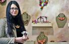 Ilona Chirita sujeta una jarra decorada con pasta polimérica, delante de otras de sus creaciones.