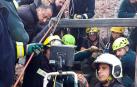 El delegado del Gobierno en Andalucía, Alfonso Rodríguez Gómez de Celis (i), observa los trabajos de búsqueda de Julen, el niño de 2 años que cayó a un pozo el domingo en Totalán (Málaga), donde continúa la segunda jornada sin éxito.