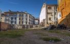 El solar de las calles Navarrería y el Puy cuyo uso público se demora mientras crece su abandono.