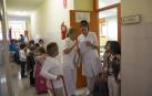 Dos trabajadoras de Ausolan, la principal empresa prestataria del servicio, preparan la entrada al comedor en el Colegio Público Iturrama.