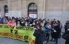 Cerca de un centenar de trabajadoras de comedores escolares protestaron contra los recortes este miércoles frente al Palacio de Navarra.