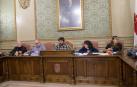 Larrarte, a la izda., y las ediles de I-E Marisa Marqués y Olga Risueño.