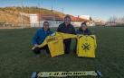 Óscar Rubio; Maxi Ros, presidente del Club Deportivo Arenas; y Luis Remírez Hermoso en el campo Javi Martínez de Ayegui.